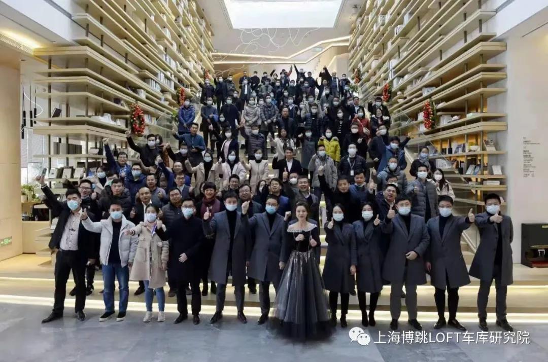 桦甸全国一百多人在华侨城汉口道6号参观研讨LOFT专利车库技术！
